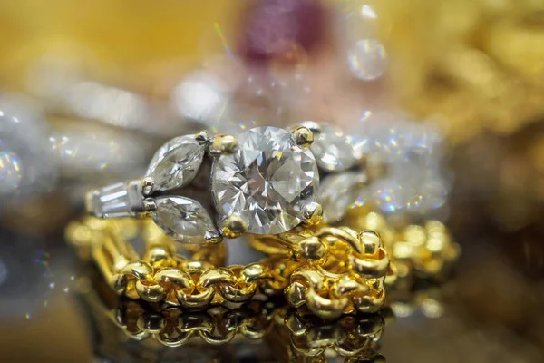 Joyas Oro Lujo Anillos Diamantes Con Reflexión Sobre Fondo Negro — Foto de Stock