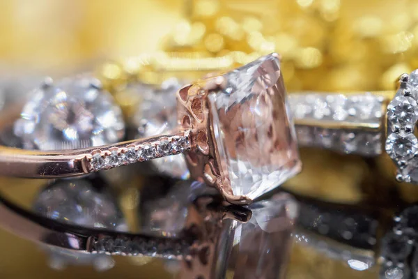 Joyas Oro Lujo Diamantes Anillos Topacio Rosa Con Reflexión Sobre —  Fotos de Stock