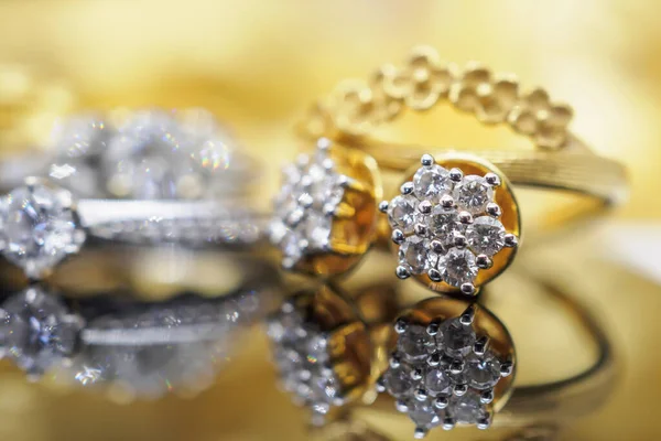 Luxusní Zlaté Šperky Diamantové Náušnice Odrazem Černém Pozadí — Stock fotografie