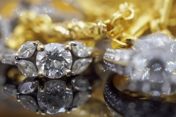 Ouro Luxo Anéis Diamantes Jóias Com Reflexão Sobre Fundo Preto — Fotografia de Stock