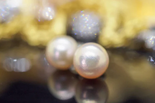 金黄色背景反射的华丽珠宝珍珠耳环 — 图库照片