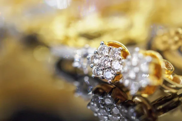 Brincos Diamantes Jóias Ouro Luxo Com Reflexão Sobre Fundo Preto — Fotografia de Stock