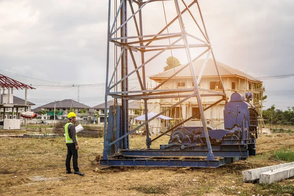 Asiático Hombre Negocios Ingeniero Construcción Trabajador Casco Protección Planos Papel — Foto de Stock