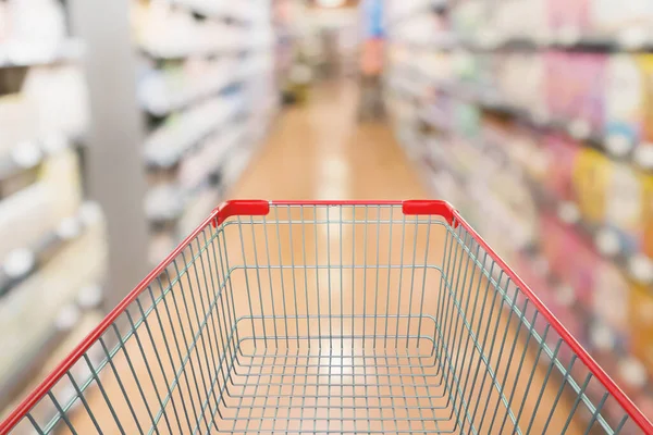 Vazio Carrinho Compras Vermelho Com Abstrato Borrão Corredor Supermercado Desfocado — Fotografia de Stock