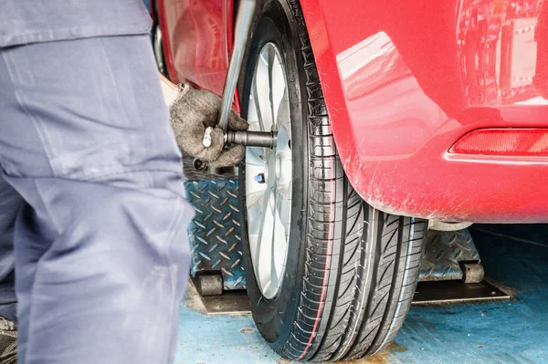 Reifenwechsel Service Mechaniker Mit Schraubenschlüssel Der Autowerkstatt Beim Radwechsel — Stockfoto