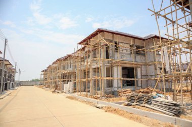 İnşaat halindeki ev, inşaat alanındaki havalandırmalı beton blok yapısına sahip.