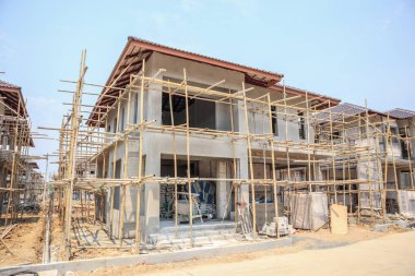 İnşaat halindeki ev, inşaat alanındaki havalandırmalı beton blok yapısına sahip.