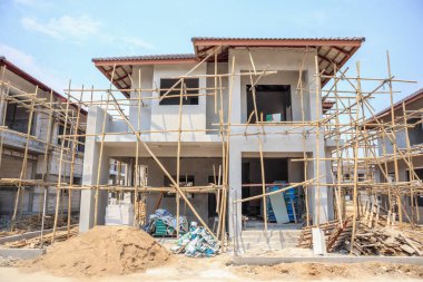 İnşaat halindeki ev, inşaat alanındaki havalandırmalı beton blok yapısına sahip.