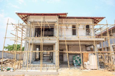 İnşaat halindeki ev, inşaat alanındaki havalandırmalı beton blok yapısına sahip.