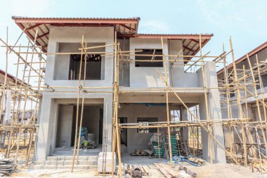 İnşaat halindeki ev, inşaat alanındaki havalandırmalı beton blok yapısına sahip.