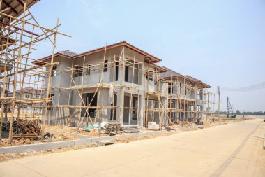 İnşaat halindeki ev, inşaat alanındaki havalandırmalı beton blok yapısına sahip.