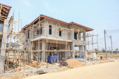 İnşaat halindeki ev, inşaat alanındaki havalandırmalı beton blok yapısına sahip.