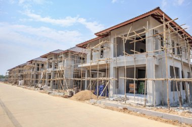 İnşaat halindeki ev, inşaat alanındaki havalandırmalı beton blok yapısına sahip.