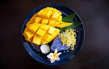 Yapışkan pirinçli olgun tatlı mango, geleneksel Tayland tatlısı.