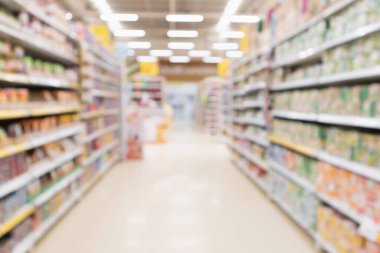 Raflardaki ürün odaklı bulanık süpermarket koridoru çözülmüş arka plan
