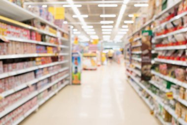 Raflardaki ürün odaklı bulanık süpermarket koridoru çözülmüş arka plan