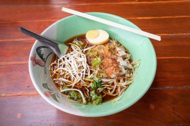 Büyük kasede yumurtalı gevrek domuz etli erişte.