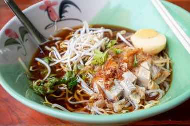 Büyük kasede yumurtalı gevrek domuz etli erişte.