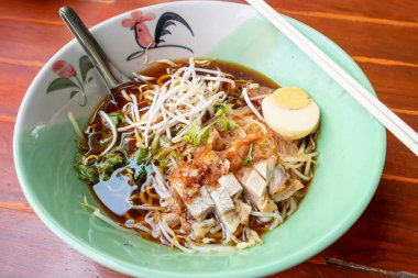 Büyük kasede yumurtalı gevrek domuz etli erişte.