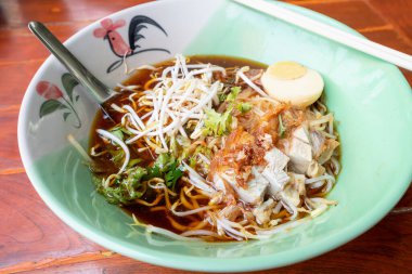 Büyük kasede yumurtalı gevrek domuz etli erişte.