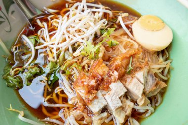 Büyük kasede yumurtalı gevrek domuz etli erişte.