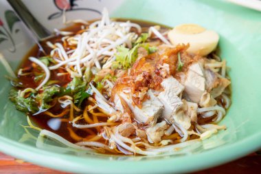 Büyük kasede yumurtalı gevrek domuz etli erişte.