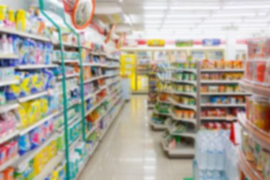 Arkaplan için bulanık süpermarket koridoru