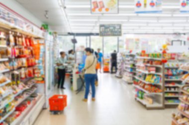 Marketteki veya süpermarketin arka planındaki müşteriler