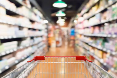 süpermarket koridoru ve ürün rafları boş alışveriş arabasıyla arka plan
