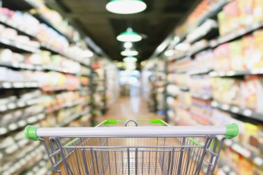 süpermarket koridoru ve ürün rafları boş alışveriş arabasıyla arka plan