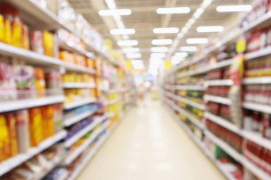 süpermarket indirimli mağaza koridoru ve ürün rafları iç odaklanmış soyut bulanık arkaplan