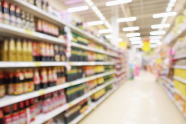 süpermarket indirimli mağaza koridoru ve ürün rafları iç odaklanmış soyut bulanık arkaplan
