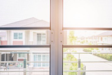 Evin penceresinde böceklere karşı sivrisinek ağı ekranı