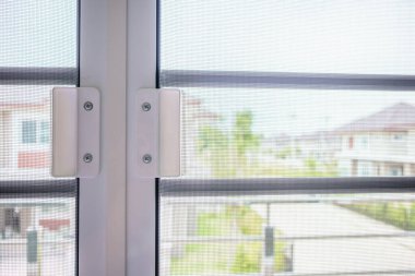 Evin penceresinde böceklere karşı sivrisinek ağı ekranı
