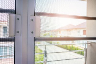 Evin penceresinde böceklere karşı sivrisinek ağı ekranı
