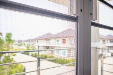 Evin penceresinde böceklere karşı sivrisinek ağı ekranı