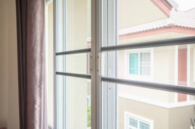 Evin penceresinde böceklere karşı sivrisinek ağı ekranı