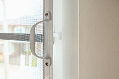 Evin penceresinde böceklere karşı sivrisinek ağı ekranı