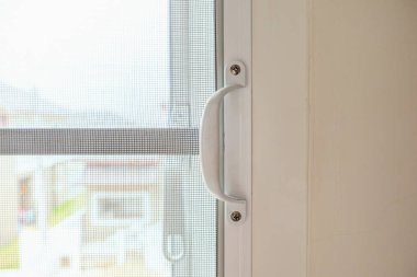 Evin penceresinde böceklere karşı sivrisinek ağı ekranı