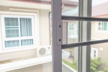 Evin penceresinde böceklere karşı sivrisinek ağı ekranı