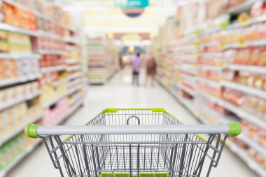 Marketin perakende satış konseptinde içi boş alışveriş arabası olan süpermarket koridoru.