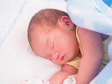 Yeni doğmuş bebek uyuyor.