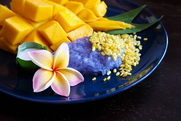 Ripe sweet mango with sticky rice, Traditional Thai dessert