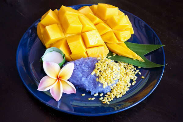 Ripe sweet mango with sticky rice, Traditional Thai dessert