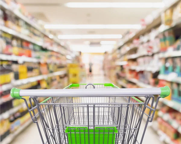Süpermarket rafları olan boş alışveriş arabası. İç mekan bulanık arka plan.