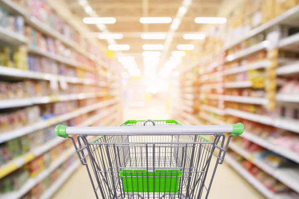 Supermercado Pasillo Productos Estantes Fondo Borroso Interior Con Carro Compra —  Fotos de Stock