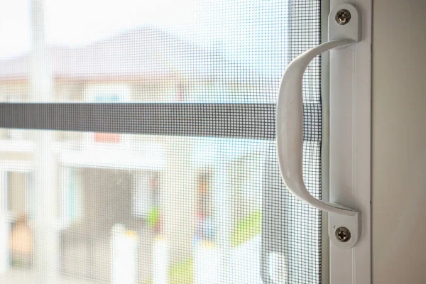 Evin penceresinde böceklere karşı sivrisinek ağı ekranı