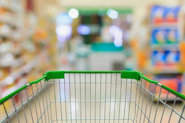 Carrito Compras Con Supermercado Pasillo Con Producto Estantes Borrosa Para —  Fotos de Stock