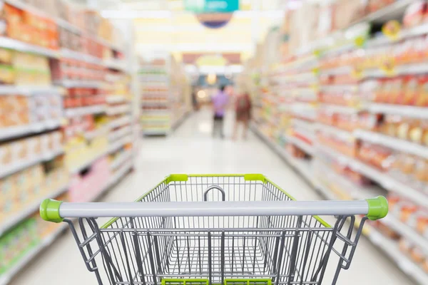 Marketin perakende satış konseptinde içi boş alışveriş arabası olan süpermarket koridoru.