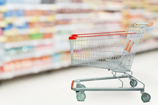 Supermarket Aisle Empty Shopping Cart Grocery Store Retail Business Concept — Stock Photo, Image